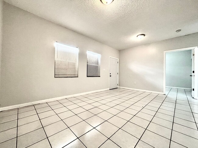 Building Photo - 3 Bedroom Private home with yard