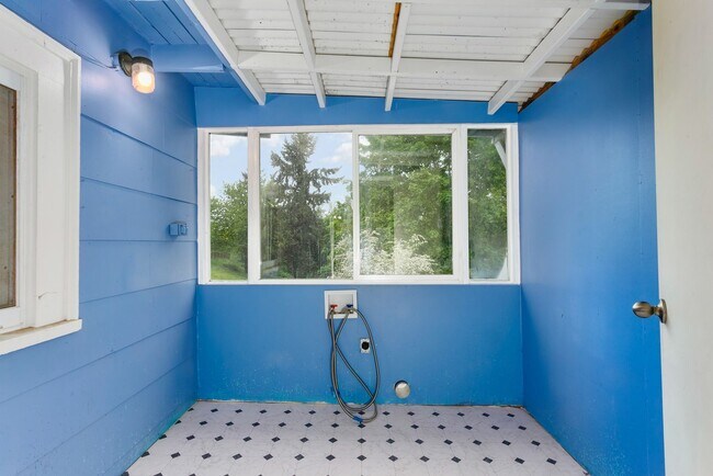 Building Photo - 2BR Upstairs Unit with Mountain Views & Private Yard – Tacoma Living at Its Best