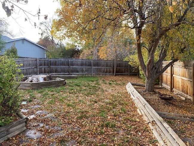 Building Photo - Start a Lease by 12/1 and Receive a $500 R...