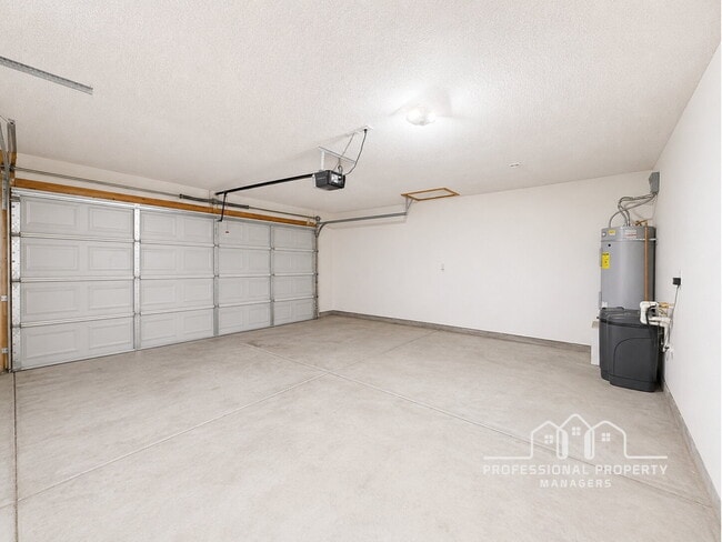 Building Photo - For Rent: 3-bedroom, 2-bathroom home in Desert Sky