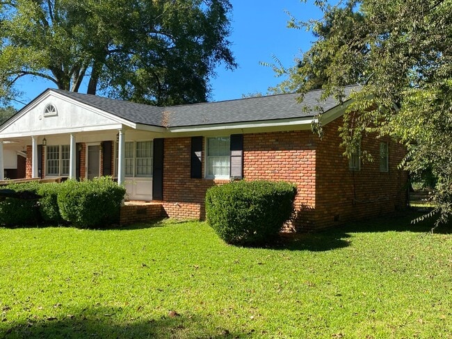 Building Photo - Charming 3 bedroom, 2 bathroom home featuring a fenced-in backyard and enclosed back porch. Fresh...