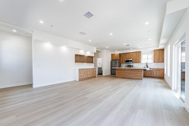 Building Photo - Luxury 3-Bed Townhome-Style Retreat in Hol...