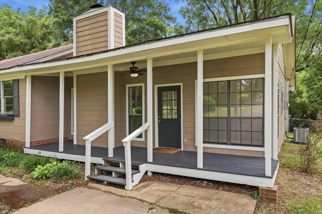 Building Photo - Spacious 4BR Home in Clinton School District with Multiple Living Areas