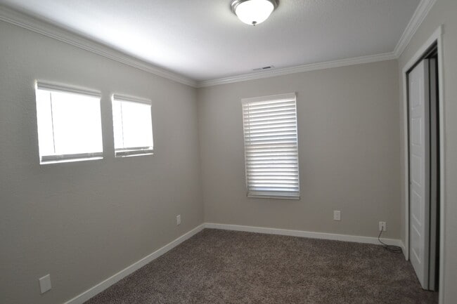 Building Photo - 2 Bed 1 Bath - Fully Renovated - Available...