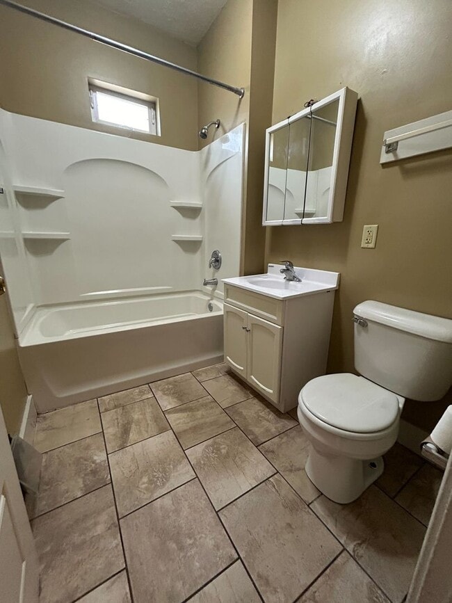 Building Photo - Beautiful 2 Bedroom Townhouse!