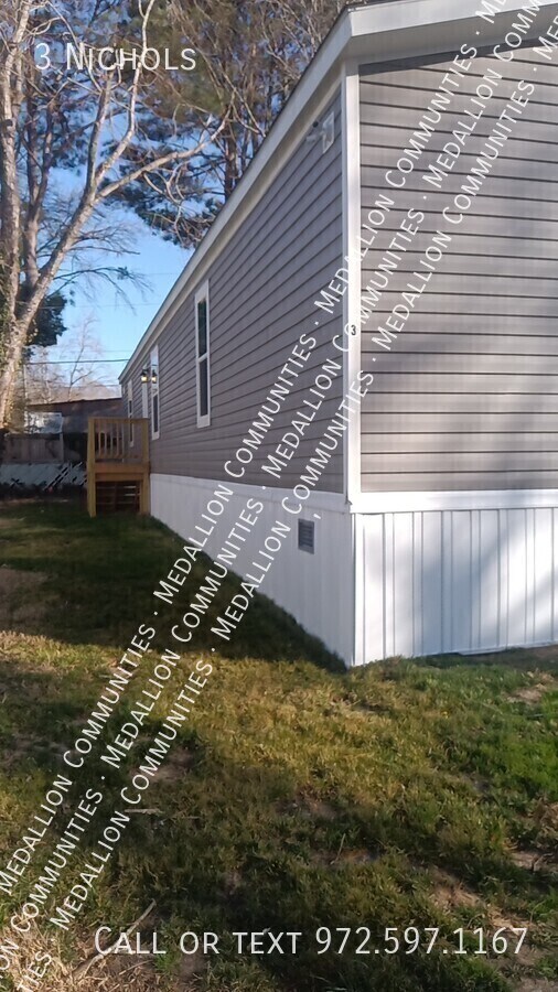 Building Photo - 3 Nichols-