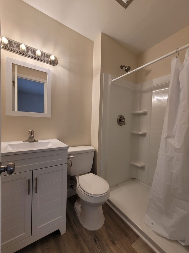 Building Photo - 3 bedroom 2 bath brick ranch in great loaction .