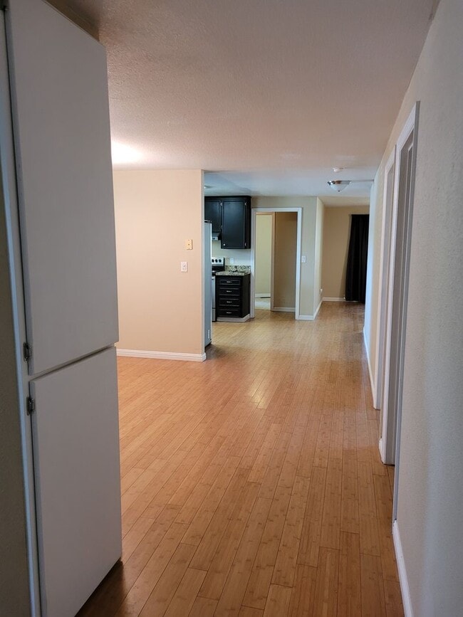 Building Photo - Pet Friendly Carson Home