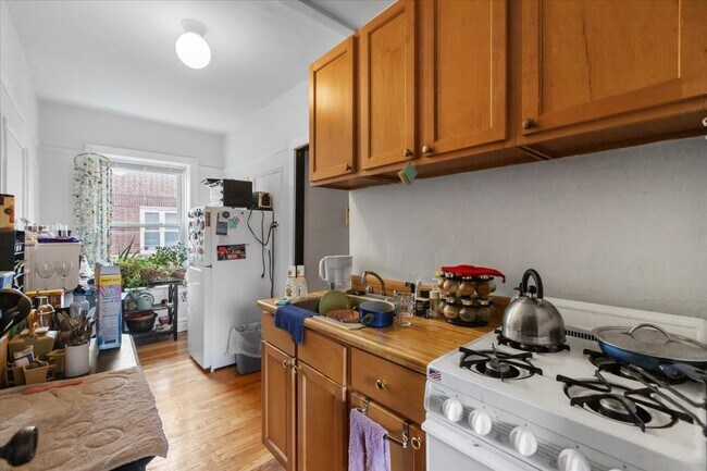 Primary Photo - 658 W Oakdale Ave