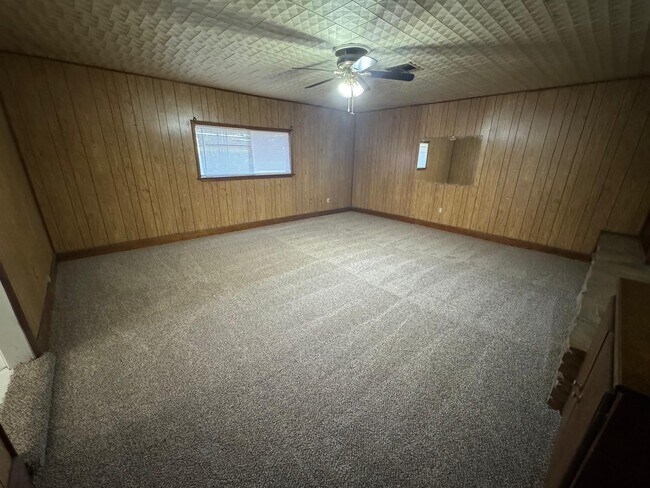 Building Photo - 5607 NW Beechwood Dr
