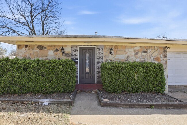 Building Photo - 1328 Hazelwood Dr