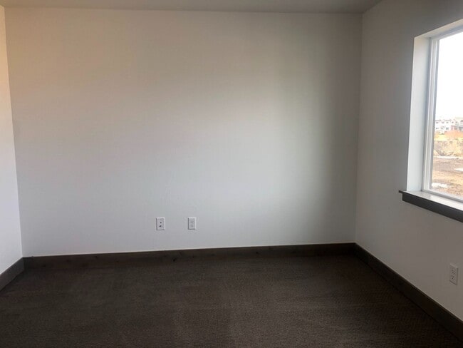 Building Photo - Two Story Town-Home! 3 Bedroom/ 2.5 Bath + 2nd Living Room! Oversized Rooms