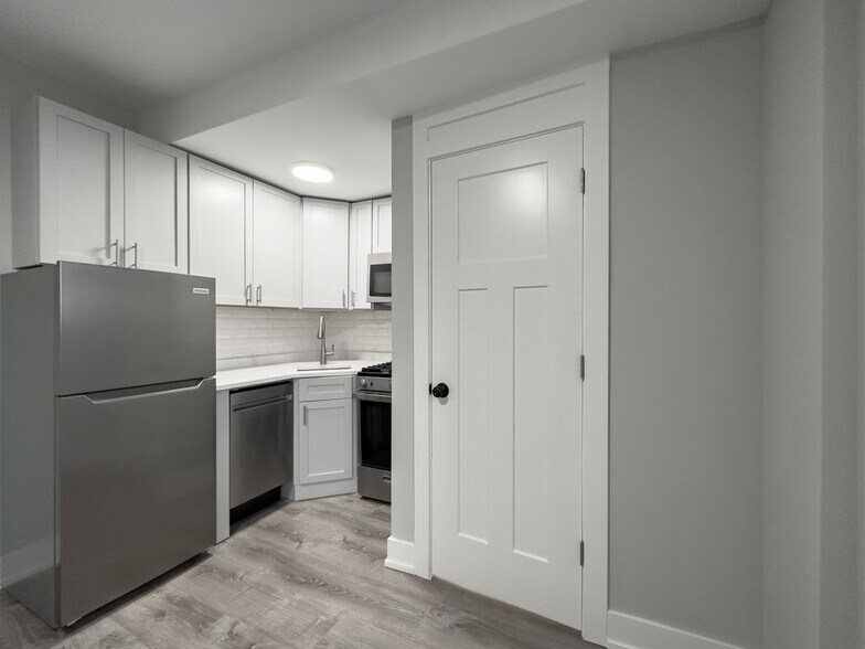 Building Photo - 510 W Belmont Ave