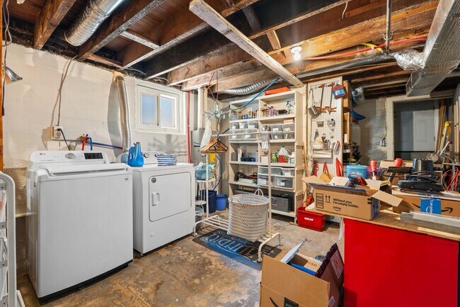 Building Photo - 2811 Summit Ave