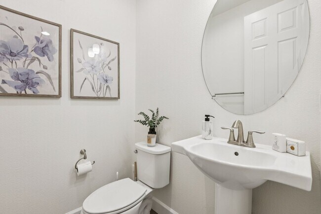 Building Photo - Beautiful Corner-Unit Townhome Near Downtown – 4 Bed | 3 baths