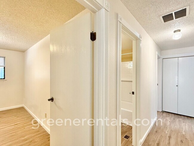 Building Photo - Cozy Meets Convenient in This Lacey Charme...