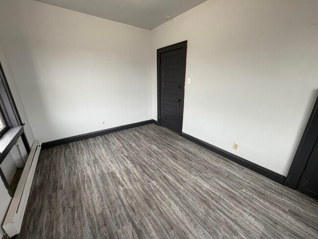 Building Photo - 210-201 Walnut-