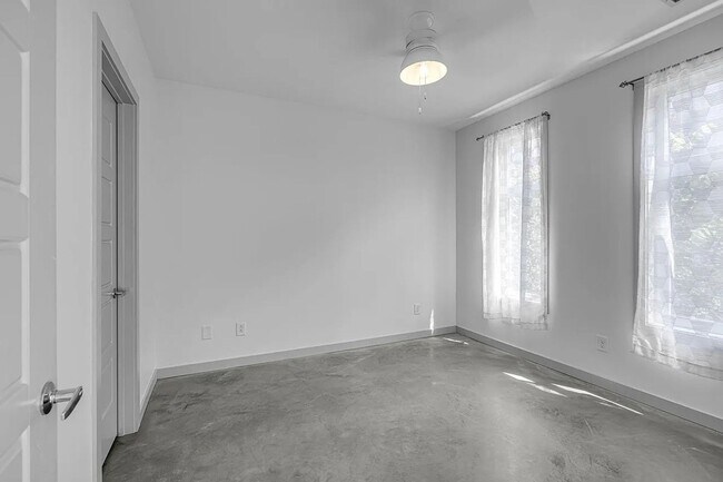 Building Photo - Great condo in East Nashville off Gallatin...