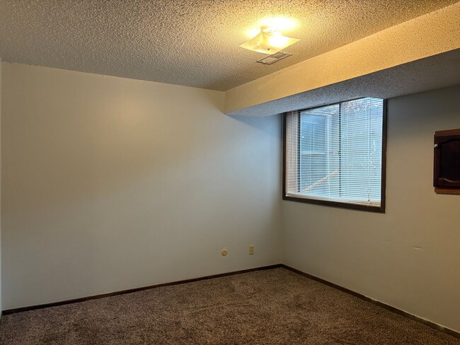 Building Photo - Beautiful 3 Bed 2 bath Home