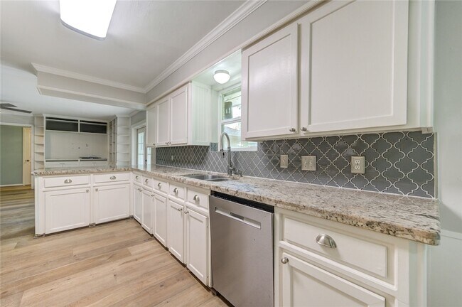 Building Photo - 5019 Oak Forest Dr