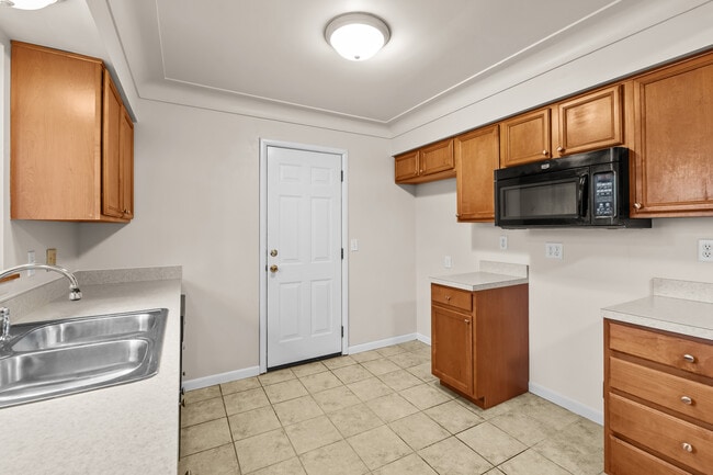 Building Photo - 5525 Sunnyside Dr