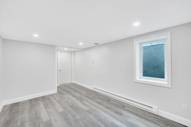 Building Photo - 615 Macdonald Ave