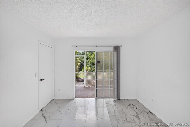 Building Photo - 1628 SE Green Acres Cir