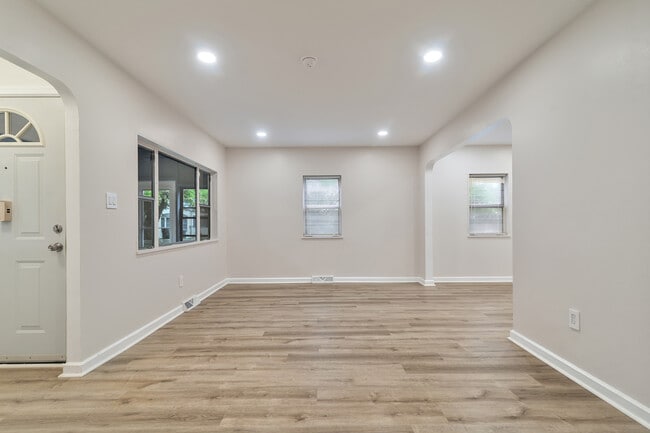 Building Photo - 154 Orchard Ave