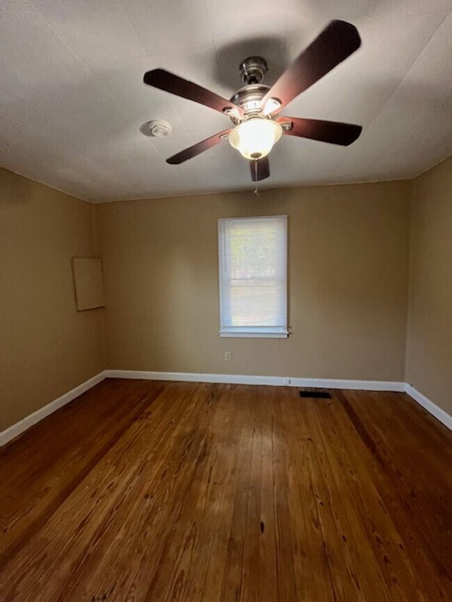 Building Photo - 2 bedroom, 1 bathroom home located in the heart of Lexington