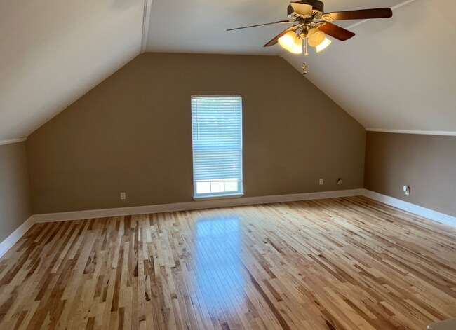 Building Photo - 305 Alexis St