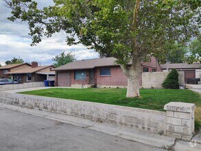 Building Photo - 3 Bd 2 Bath Over 2500 sq ft in Sandy
