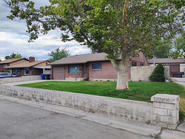 Primary Photo - 3 Bd 2 Bath Over 2500 sq ft in Sandy