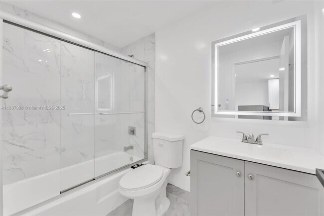 Building Photo - 801 Brickell Bay Dr