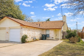 Building Photo - 2/2 with backyard (llarda)