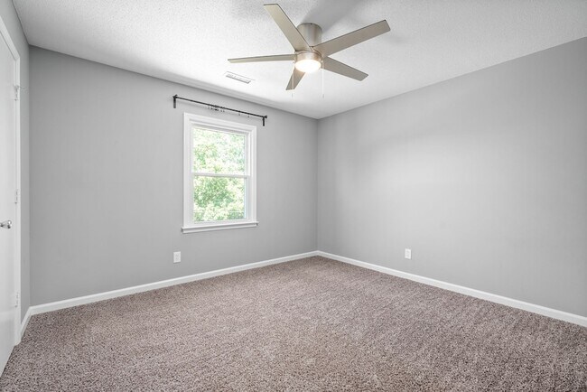 Building Photo - 830 Iris Ln