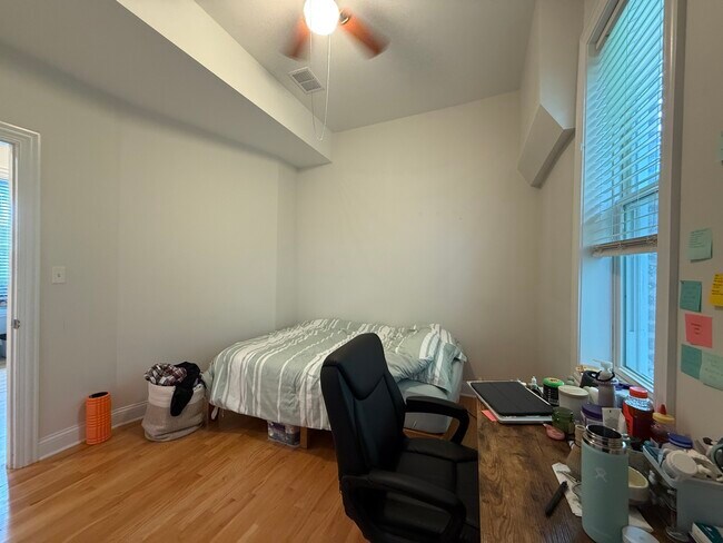 Building Photo - 846 N Hermitage Ave