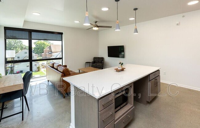 Building Photo - 315 5th St