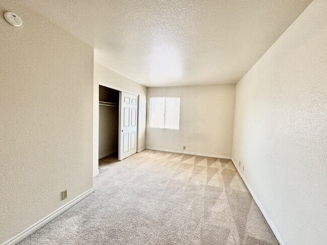 Building Photo - Lovely 2 Bed, 2 Bath Upstairs Condo for Rent in Guard Gated Community!