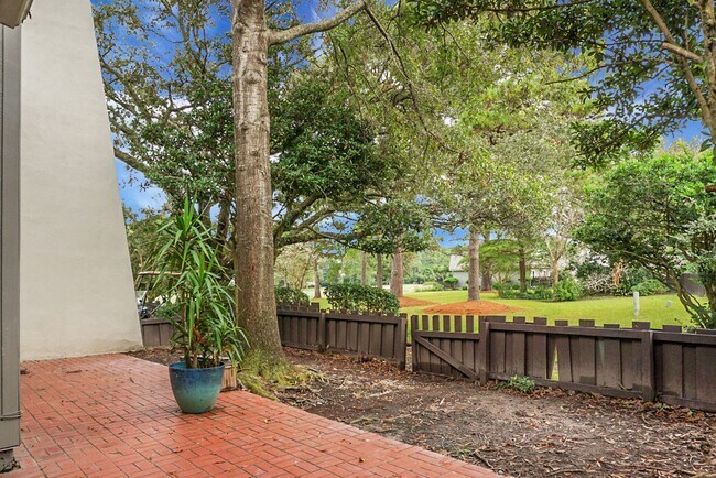 Building Photo - Spacious, Newly Renovated Villa Overlookin...