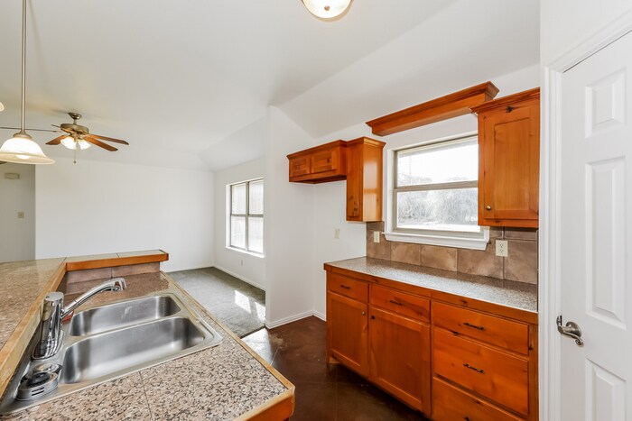 Building Photo - 413 Maplewood St