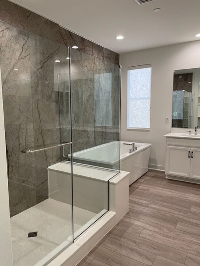Building Photo - Stunning 3 bedroom 3 bath home in the Grea...