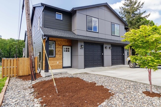 Building Photo - Move In Ready 3 Bedroom 2.5 Bathroom with Central Air Conditioning - Convenient Camas Location