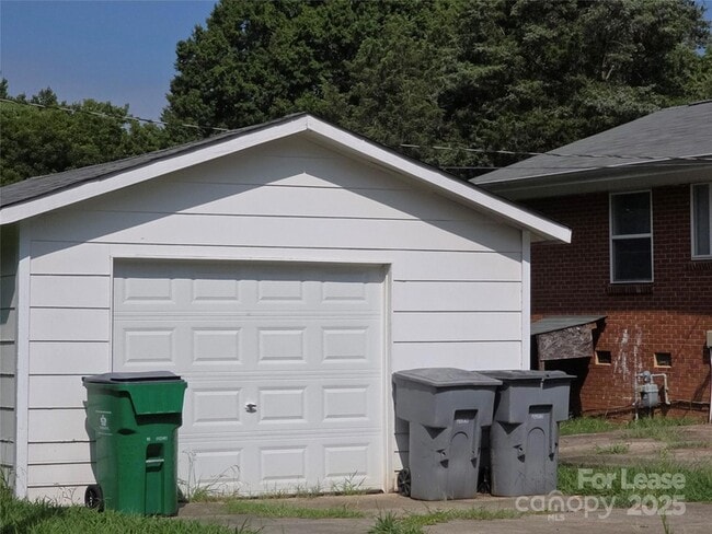Building Photo - 4800 Crestmont Dr