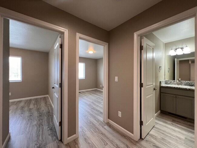 Building Photo - 815 Starlite Dr