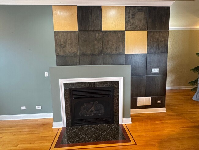 Building Photo - Luxurious, Galewood Penthouse Condo 3BR/2BA