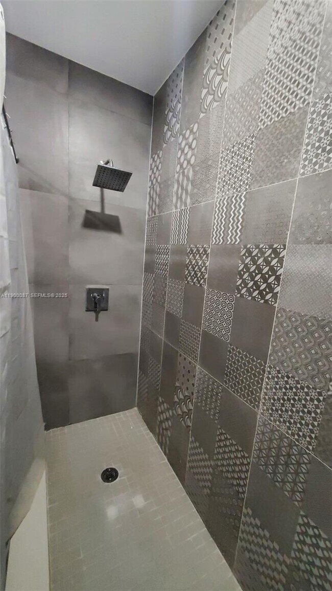 Building Photo - 510 NE 66th St