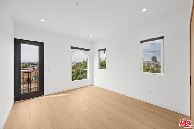 Building Photo - 2324 S Dunsmuir Ave