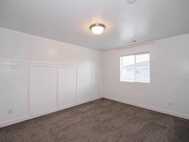 Building Photo - 3 Bedroom, 2.5 Bathroom Riverton Town Home