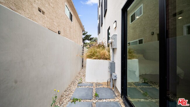 Building Photo - 2435 Penmar Ave