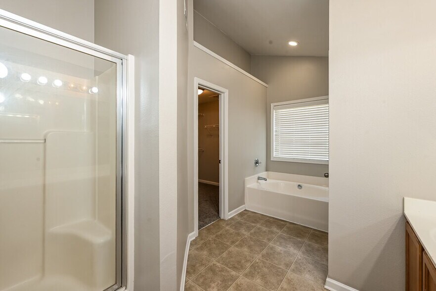 Building Photo - 7063 Grand Hickory Dr